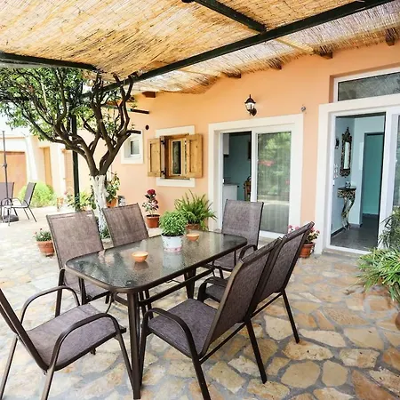 Garden House Kastellani,15' Min Drive From Corfu Town Kır Evi *
