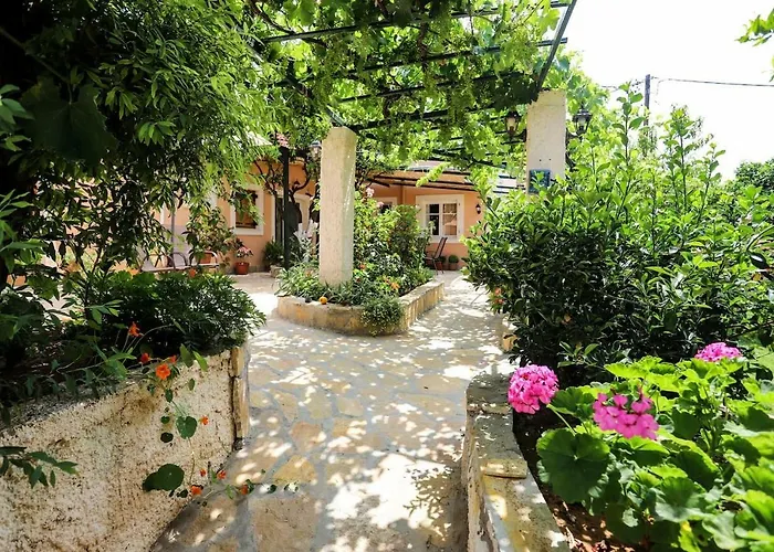 Garden House Kastellani-4bd&garden Near Corfutown Летний дом Kastellanoi (Parelioi, Corfu)