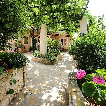 Garden House Kastellani,15' Min Drive From Corfu Town Летний дом Kastellanoi (Parelioi, Corfu)