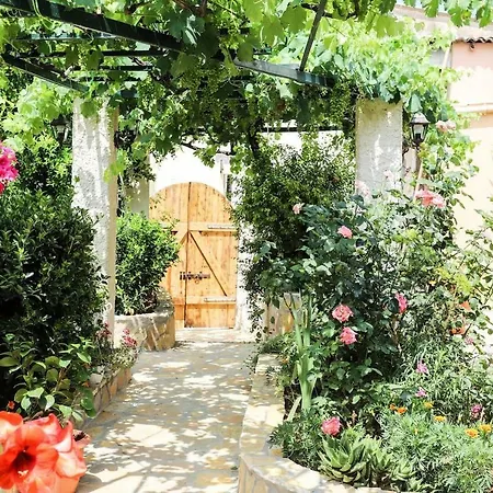Летний дом Garden House Kastellani,15' Min Drive From Corfu Town